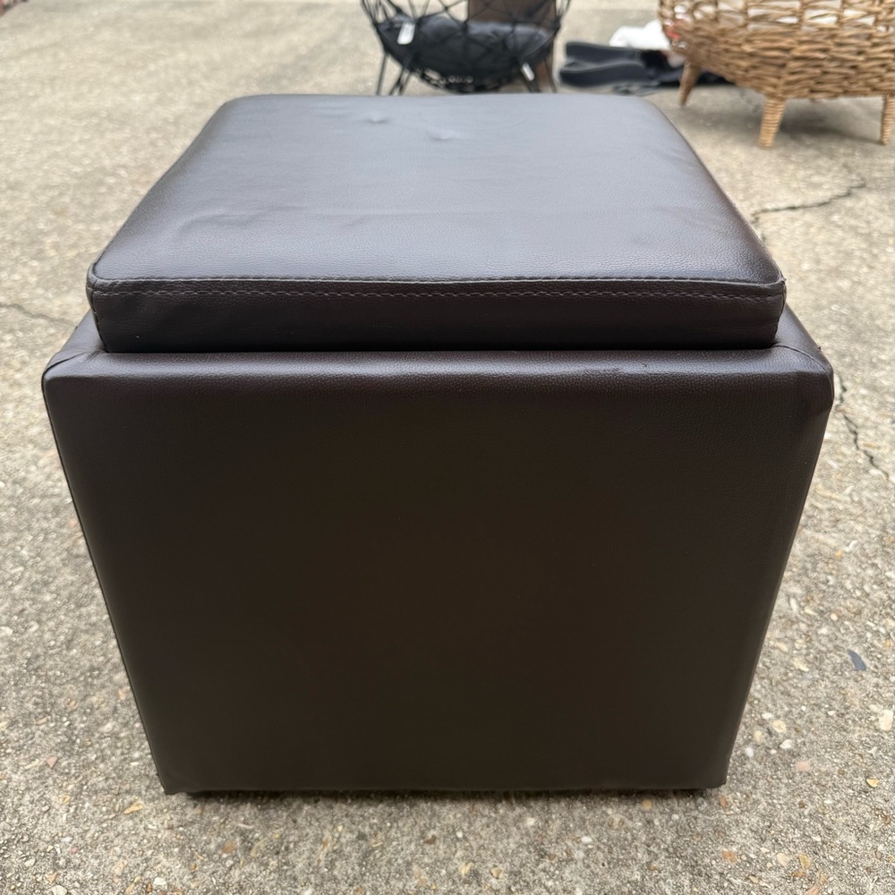 Cassie’s boutique like new Brown Storage Ottoman
